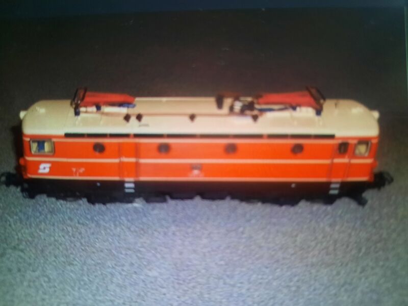 Locomotiva electrica merge pe sine, originala